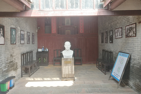 盧慕貞故居的客廳及其塑像。