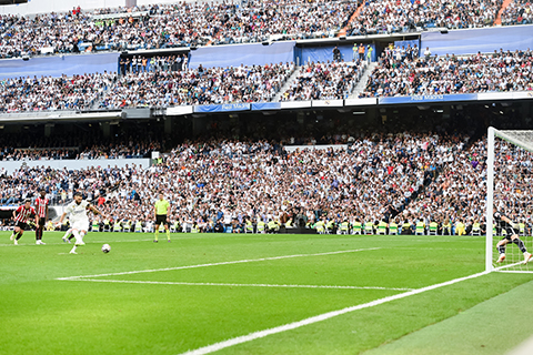 ◎ 賓森馬以入波向皇馬告別。(新華社)