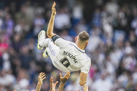 ◎ 昨晨賽後,皇馬隊友拋起賓森馬致敬。(美聯社)