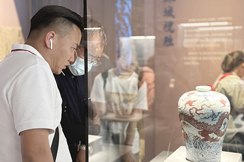 ◎ 六月十日,來自中國十多家文博場館和文化遺產保護單位的四十餘件(套)明朝永樂年間的精品文物,齊聚南京城牆博物館展出。(中新社記者 申冉 攝)