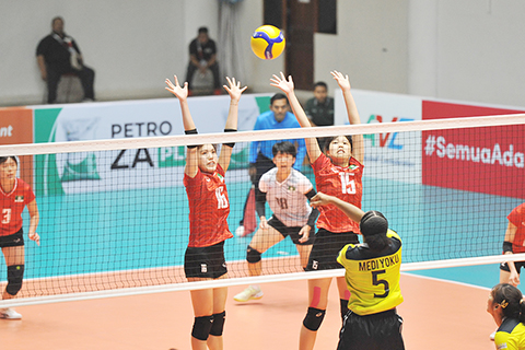 ◎ 林穎彤(前左)和李凱蒂合力攔網。