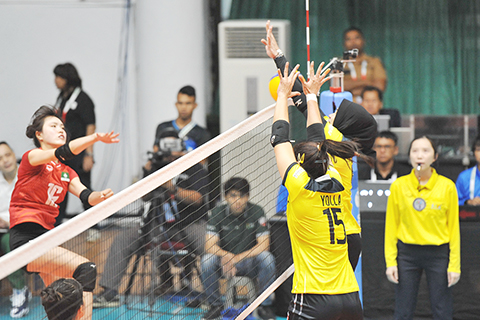 ◎ 林穎彤(紅火)周日挑戰印尼隊攔網。