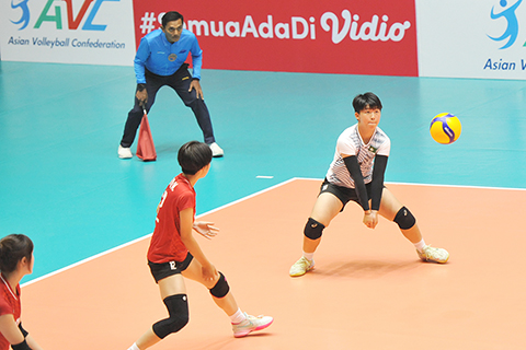 ◎ 澳門女排自由人何泳嘉(右)鎮守後防。