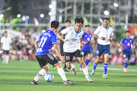 ◎ 六月二十三日,青海省果洛州格薩爾王足球隊球員(前左)與貴州省榕江縣足球隊球員在友誼賽中拼搶。每逢周末傍晚時分,「村超」足球賽現場人山人海,座無虛席。(新華社記者 楊文斌 攝)