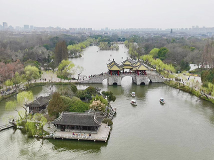 無人機拍攝,更覺揚州瘦西湖的「瘦」。