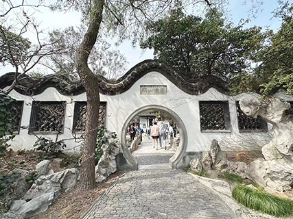 門楣匾額「寄嘯山莊」。