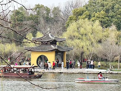 「吹台」俗稱「釣魚臺」,相傳清乾隆南巡時曾在此釣過魚。