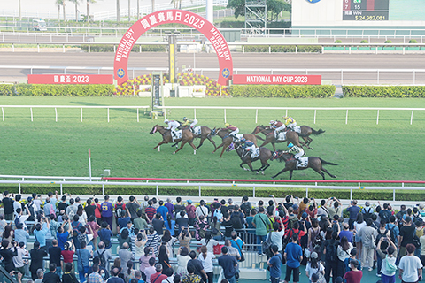 ◎ 十月一日,香港「國慶賽馬日」在沙田馬場舉行,上演十場賽事,吸引眾多馬迷到場觀賞賽事。其中,第八場「國慶杯二0二三」,由騎師潘頓策騎的「勝不驕」勝出。圖為「勝不驕」衝線一刻。(中新社記者 陳永諾 攝)
