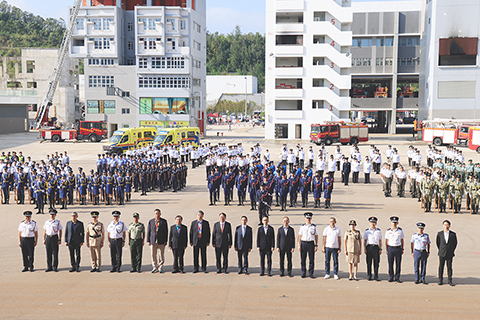 ◎ 十月一日,香港特區政府保安局率領轄下紀律部隊和輔助部隊聯同青少年團體,在將軍澳消防及救護學院舉行「慶祝中華人民共和國成立七十四周年紀律部隊及青少年團體匯操暨嘉年華」,進行匯操、紀律部隊和輔助部隊工作車輛巡遊以及聯合工作及救援演練等。圖為全場合影。(香港中通社記者曹文毓攝)