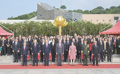 ◎ 行政長官賀一誠、中央駐澳官員、解放軍駐澳部隊軍官、特區立法和司法機關負責人、政府主要官員及各界人士昨日出席慶祝中華人民共和國成立七十四周年升旗儀式。