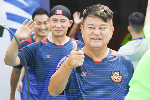 ◎ 香港明星足球隊周六在三水西南雲秀山體育場,在萬餘名球迷的熱情包圍中,再戰佛山女足,譚校長率先破門,最終勝五比一。