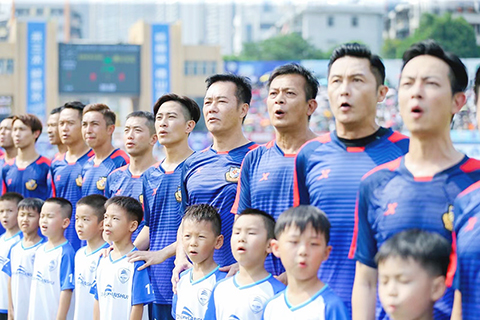 ◎ 香港明星足球隊周六在三水西南雲秀山體育場,在萬餘名球迷的熱情包圍中,再戰佛山女足,譚校長率先破門,最終勝五比一。