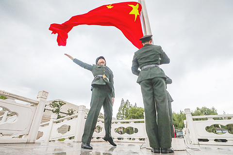 ◎ 十月一日,陸軍第七十二集團軍某旅組織官兵舉行升國旗儀式。(新華社發 胡雪峰 攝)