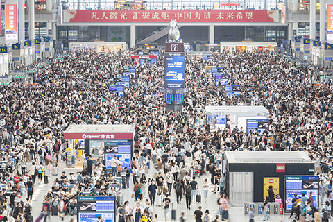 ◎ 十月一日,上海虹橋火車站候車大廳裡人頭攢動。當日,長三角鐵路預計發送旅客三百五十五萬人次,在啟用高峰運行圖的基礎上,加強運力增補,增開旅客列車一百八十八列、組織動車組列車重聯運行二百卅一列、加掛普速車輛一百四十二輛,客流繼續保持高位運行。(新華社記者 王翔 攝)