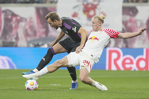 ◎ 哈利卡尼(左)昨晨又為拜仁建功。(美聯社)