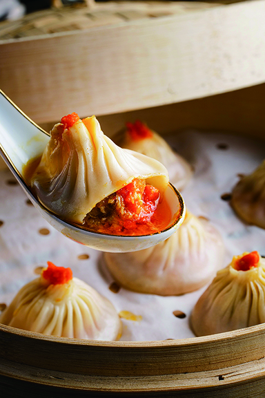 ◎ 8餐廳推出期間限定大閘蟹點心「王府蟹粉小籠包」。