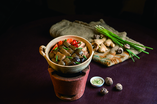 ◎ 「匯食坊」 呈獻暖力十足的澳門古法炭爐羊腩煲。