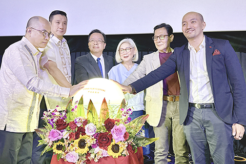 ◎ 當地時間十一月二十八日晚,由中國駐菲律賓大使館和中國電影資料館共同主辦的二0二三年中國電影節在馬尼拉舉行開幕式。圖為與會嘉賓共同啟動電影節。(香港中通社圖片)