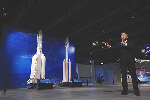 ◎ 十一月三十一日,「中國載人航天工程展」在香港舉行新聞界預展。展覽將由十二月一日至明年二月十八日舉行,展出超過二十五組展品,分為兩大展區,分別在香港科學館及香港歷史博物館,展示中國載人航天發展史和載人航天工程的成就。圖為運載火箭模型。(香港中通社記者 許其皓 攝)