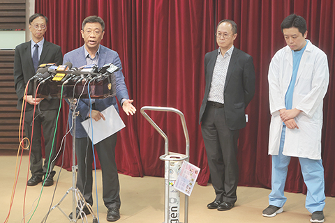 ◎ 香港明愛醫院周三(二十九日)深夜公佈一宗嚴重醫療事故,一名男病人在由眼科病房轉送往深切治療部(ICU)期間,醫護未有開啟氧氣樽的氣閥,長達五分鐘無氧氣供應,病人血氧飽和度當時持續下降。病人情況持續惡化,於前日中午十二時五十分離世。十一月三十日,明愛醫院召開記者會報告事件。(香港中通社記者 謝光磊 攝)