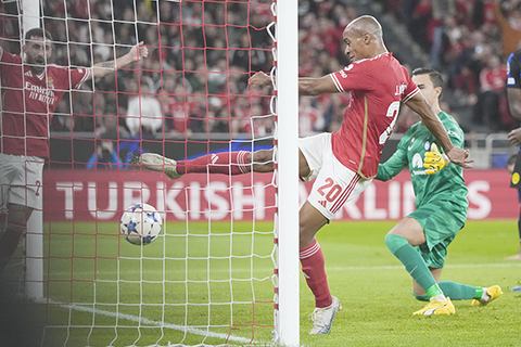 ◎ 賓菲加二十號祖奧馬里奧一人三球,三比0領先國米,仍被追和。(美聯社)