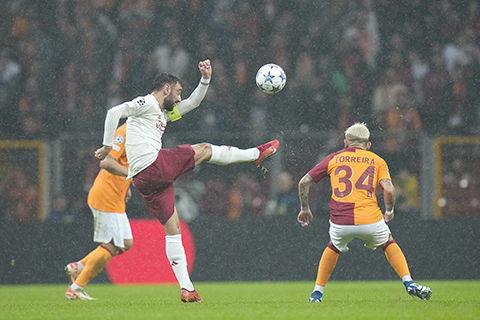 ◎ 曼聯般費(前左)世界波致領先主隊加拉塔沙雷二比0。(美聯社)