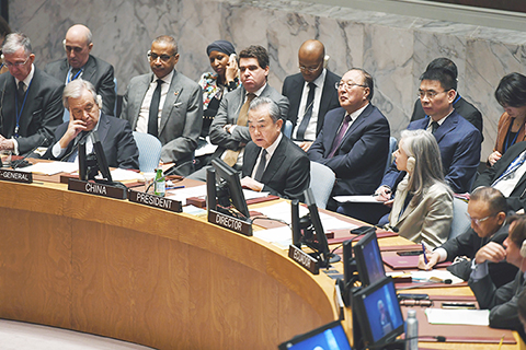 ◎ 當地時間十一月二十九日,在聯合國安理會本月輪值主席國中國倡議下,安理會舉行巴以問題高級別會議。會議由中共中央政治局委員、外交部長王毅主持,巴西、巴勒斯坦、卡塔爾、約旦、沙特阿拉伯、埃及、印度尼西亞、土耳其、斯洛文尼亞、馬來西亞等近二十個國家的外長和高級別代表以及所有安理會成員出席。聯合國秘書長古特雷斯、聯合國中東和平進程特別協調員文內斯蘭向會議作了形勢通報。(新華社記者李睿 攝)