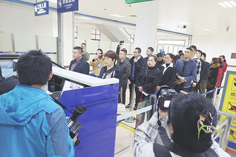 ◎ 十二月一日,中國愛店—越南峙馬口岸正式恢復客運通關,愛店出入境邊防檢查站民警為出境中國籍旅客辦理通關手續。(花澤勝 攝)