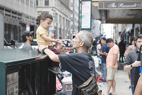 ◎ 二0二三年八月十五日,紐約曼哈頓,一家收容庇護移民酒店門前的背影。(中新社記者廖攀 攝)