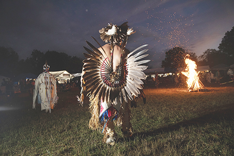 ◎ 二0二三年七月廿九日,紐約皇后區,參加「帕瓦」活動印第安人的背影。(中新社記者廖攀 攝)