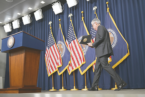 ◎ 二0二三年七月廿六日,華盛頓美聯儲,美聯儲主席鮑威爾的背影。(中新社記者陳孟統 攝)