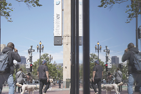 ◎ 二0二三年七月廿四日,加州舊金山市區,推特總部大樓前的背影。(中新社記者劉關關 攝)