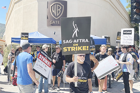 ◎ 二0二三年七月十四日,加州洛杉磯,荷里活罷工者的背影。(中新社記者張朔 攝)