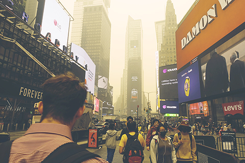 ◎ 二0二三年六月七日,紐約時報廣場,霧霾中的背影。(中新社記者廖攀 攝)