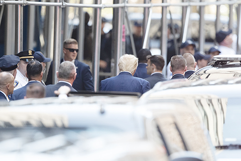 ◎ 二0二三年四月四日,紐約曼哈頓刑事法院,美國前總統特朗普的背影。(中新社記者廖攀 攝)