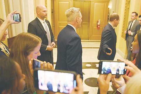 ◎ 二0二三年一月三日,華盛頓國會山,美國共和黨眾議員麥卡錫的背影。(中新社記者陳孟統 攝)