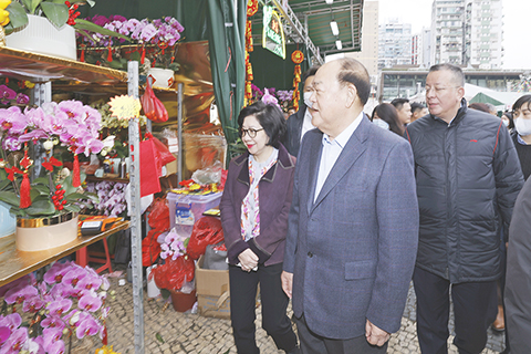 　◎ 行政長官賀一誠伉儷參觀年宵市場。