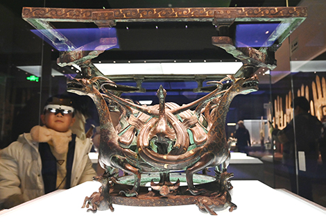 「鎮館之寶」錯金銀四龍四鳳銅方案座。 (中新社記者 翟羽佳 攝)