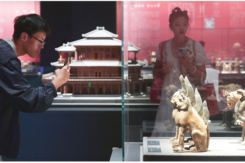 ◎ 二0二三年九月十五日,位於北京奧林匹克公園核心區的中國考古博物館正式面向公眾開放,觀眾在館內參觀珍貴文物。(新華社記者李賀 攝)