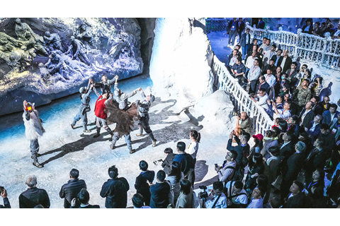 ◎ 二0二三年十月廿二日,觀眾在位於貴陽市的「紅飄帶」數字體驗館內觀看體驗長征故事。以長征為主題的數字體驗館--「紅飄帶」項目利用全息影像、三維聲場等新技術再現偉大長征。(新華社記者陶亮 攝)