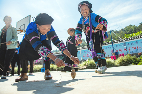 ◎ 二0二三年十月廿二日,雲南省文山壯族苗族自治州馬關縣木廠鎮楊茂松村村民在重陽節活動中打陀螺。新華社發(查宇波 攝)