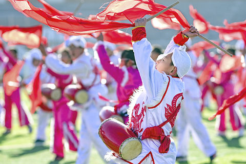 ◎ 二0二三年十一月十六日,內蒙古鄂爾多斯市鄂托克前旗第二小學的學生在大課間表演安塞腰鼓。新華社發(王正 攝)