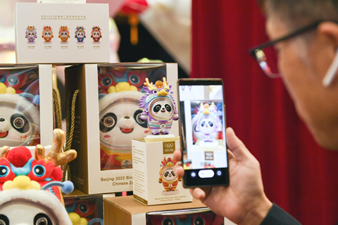 ◎ 二0二三年十一月廿九日,「冰墩墩」龍年新春特別版--「龍墩墩」系列新品在國家體育場金色大廳正式發佈。(新華社記者鞠煥宗 攝)