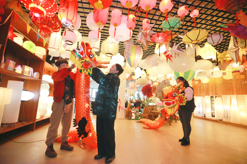 ◎ 二0二四年一月廿九日,福建南平武夷燈飾有限公司工作人員在展廳內懸掛龍形燈籠。(新華社記者劉蓮芬 攝)