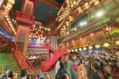 ◎ 二0二四年二月十五日,觀眾在西安市長安十二時辰主題街區觀看實景演出,感受歷史與現實融合的魅力(手機照片)。(新華社記者岑雲鵬 攝)