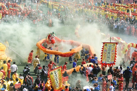 ◎ 二0二四年二月二十日,人們在觀看貴州省石阡縣仡佬毛龍節舞龍大賽。每逢春節期間,石阡縣各仡佬族村寨會自發組織編扎毛龍,行走於各村寨之間,賀新春、送吉祥。二00六年,仡佬毛龍節入選國家級非物質文化遺產名錄。(新華社記者楊文斌 攝)