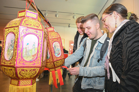 ◎ 二0二四年二月廿四日,在德國柏林中國文化中心,人們在元宵節慶祝活動上猜燈謎。(新華社記者任鵬飛 攝)