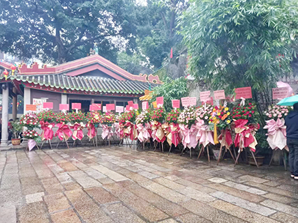沙梨頭土地廟的祝賀土地誕的花籃。
