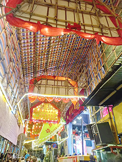 雀仔園的戲棚頂上祝賀土地誕的大花牌。