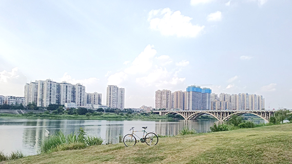 自行車和資陽城市剪影